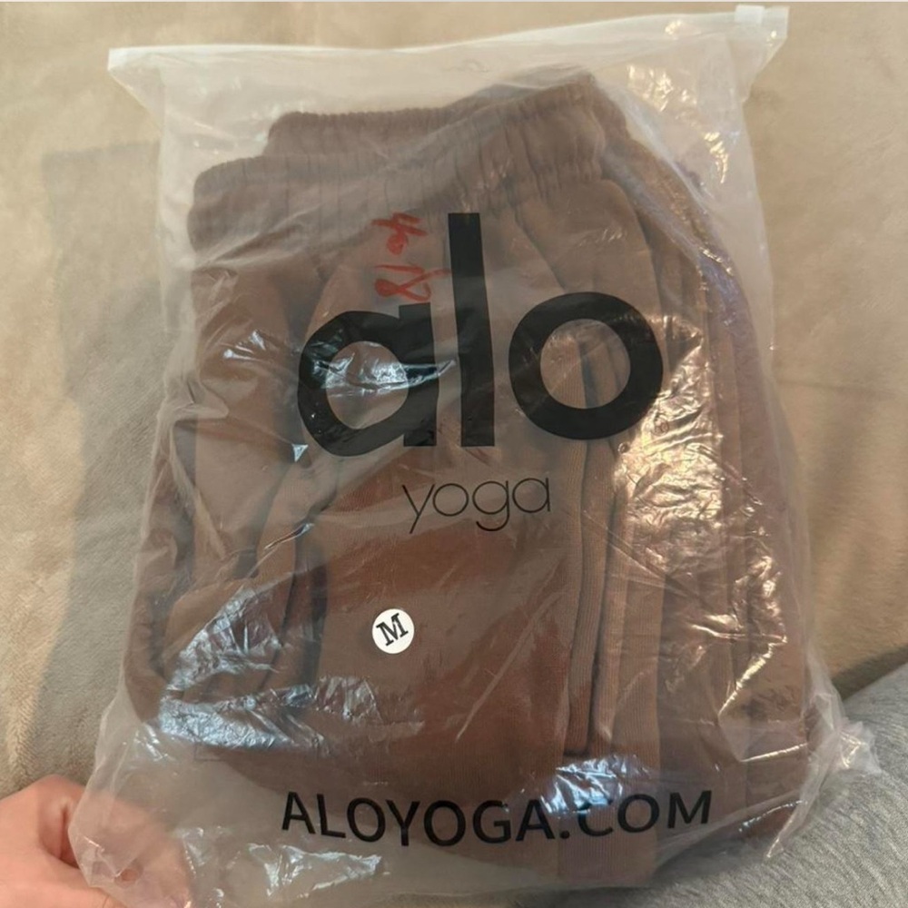 ALO Yoga Tan Lounge Pants